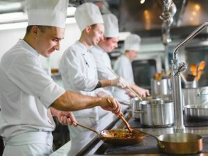 Uso de la Dotación Básica del Restaurante y Asistencia en el Preservicio